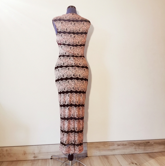 Fitted lace dress - Picture 2 of 8